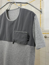 Load image into Gallery viewer, 2000s Samsonite &#39;Travel Wear&#39; Grey Wallet Pocket Tee - Size S