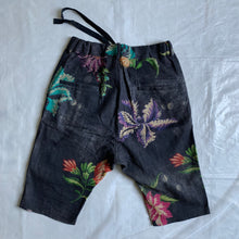 Load image into Gallery viewer, 2000s Yohji Yamamoto Linen Floral Shorts - Size M